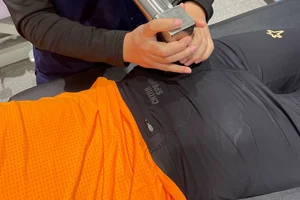 如何利用按摩枪放松肌肉,减少篮球训练后的疲劳感